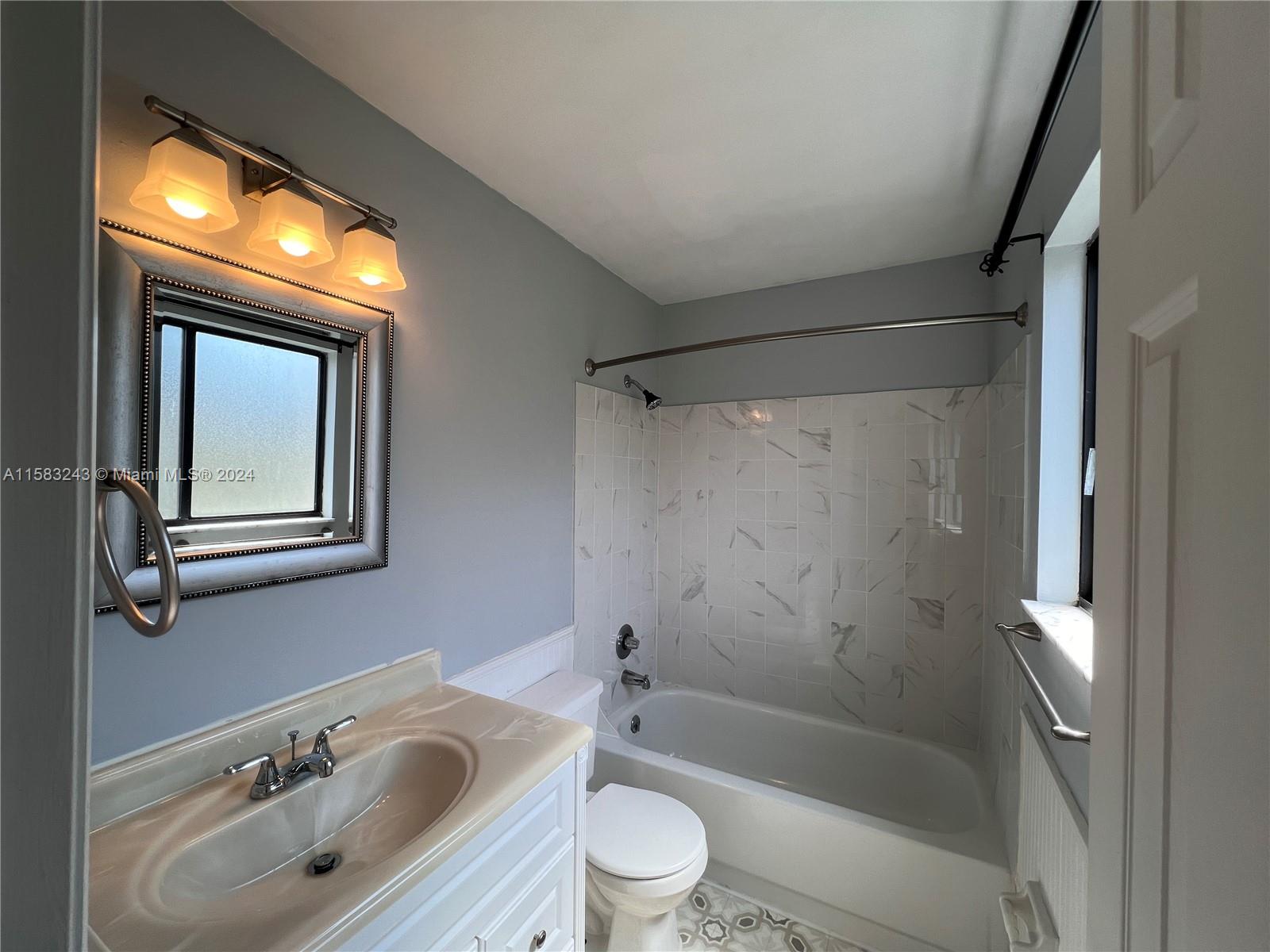 2300 SW 43rd # Q4
