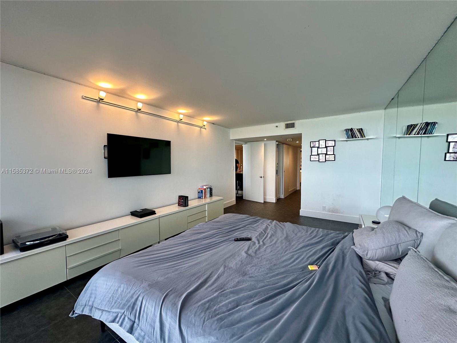 1717 N Bayshore Dr # 1536 Unit: A-1536