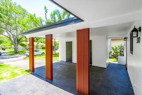 330 SW 29th Ave