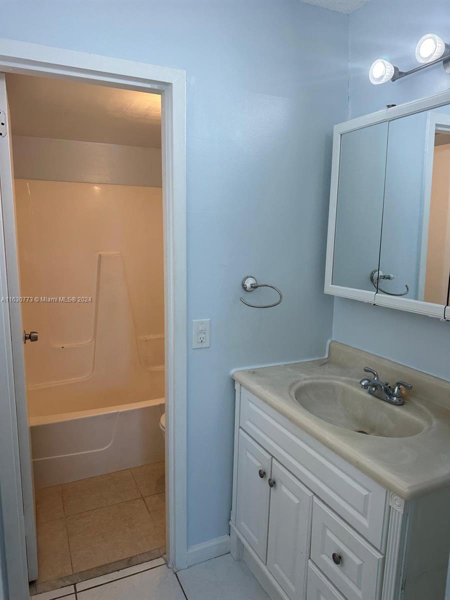 2075 NE 164th St # 103