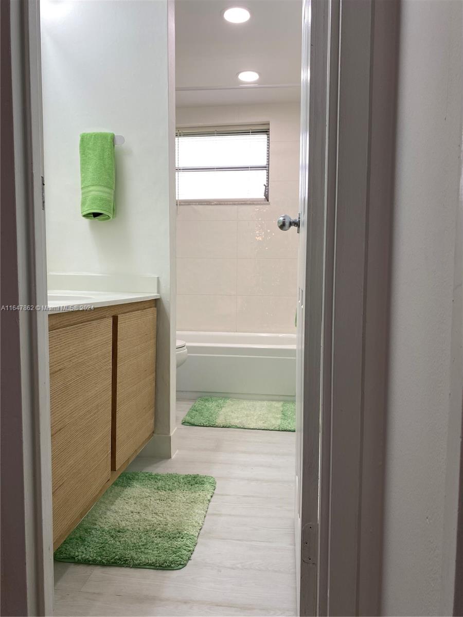 2960 Riverside Dr # 2 Unit: 220-2