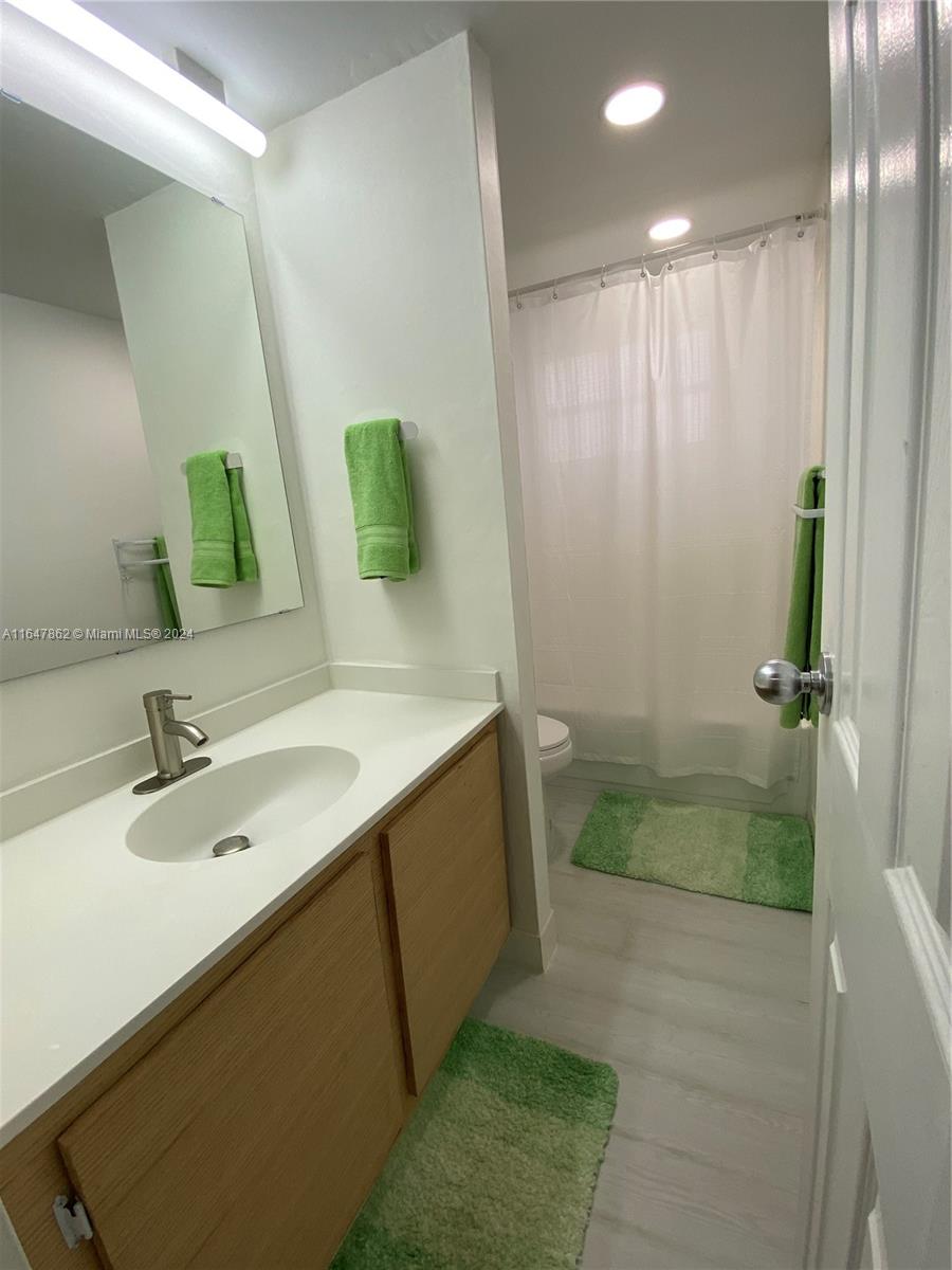 2960 Riverside Dr # 2 Unit: 220-2