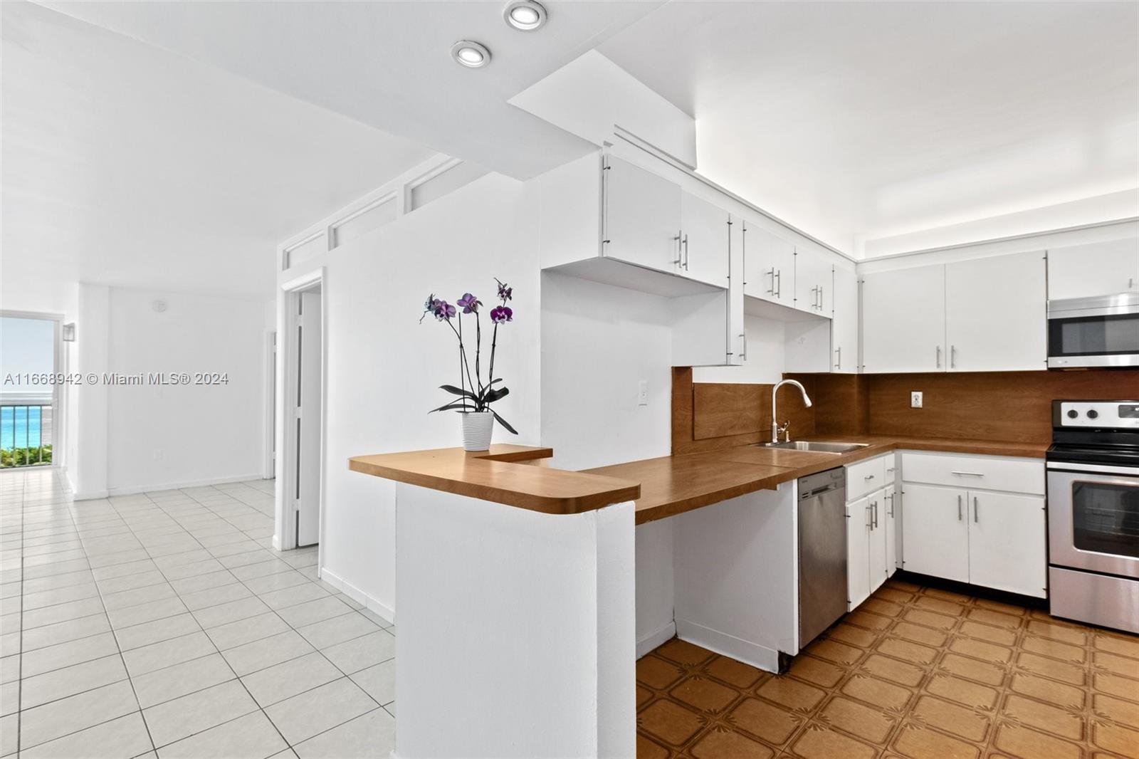 6450 Collins Ave # 606