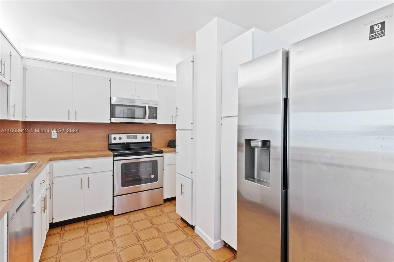 6450 Collins Ave # 606