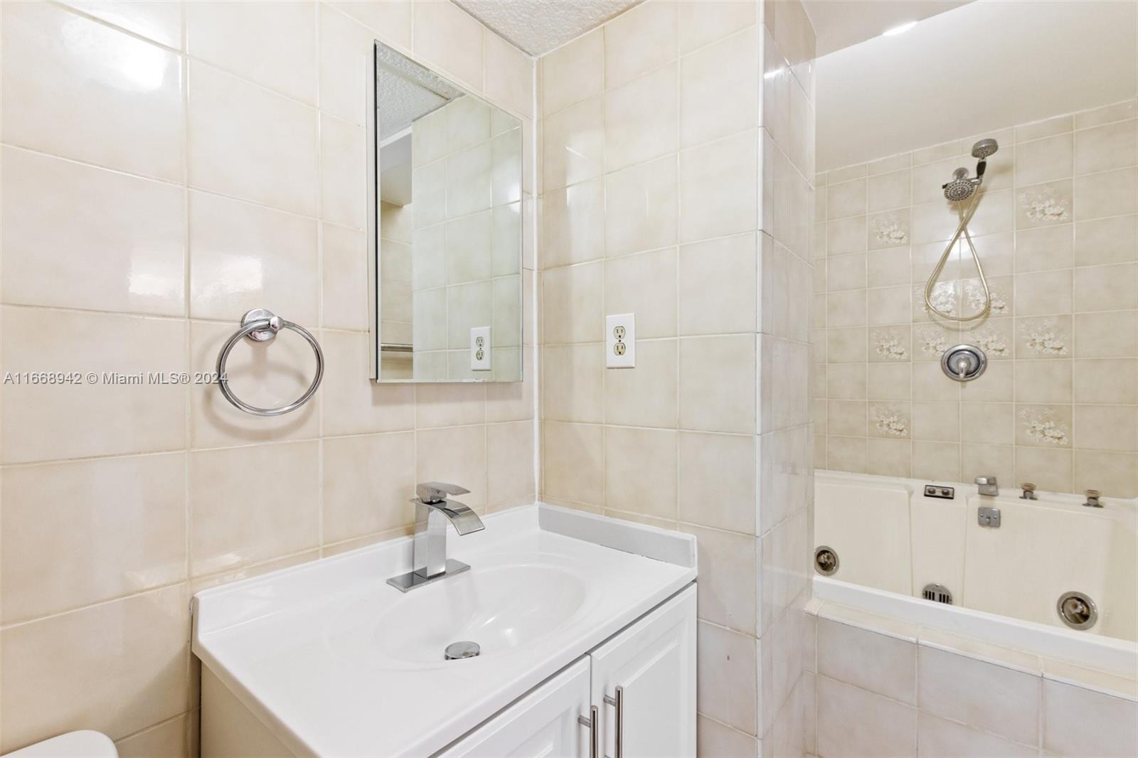 6450 Collins Ave # 606