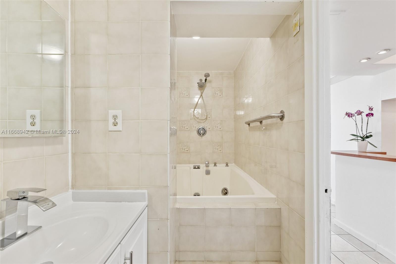 6450 Collins Ave # 606