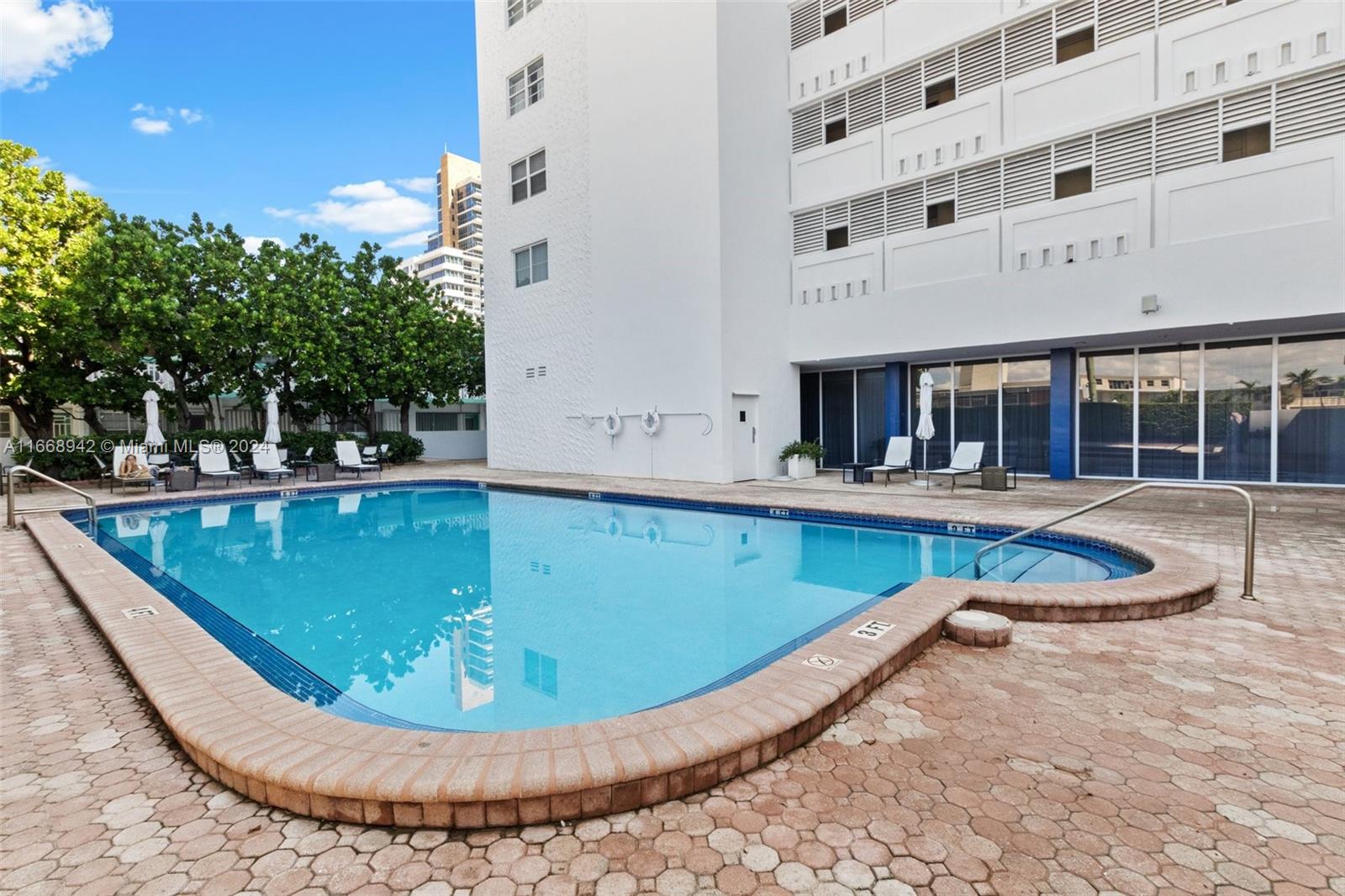 6450 Collins Ave # 606