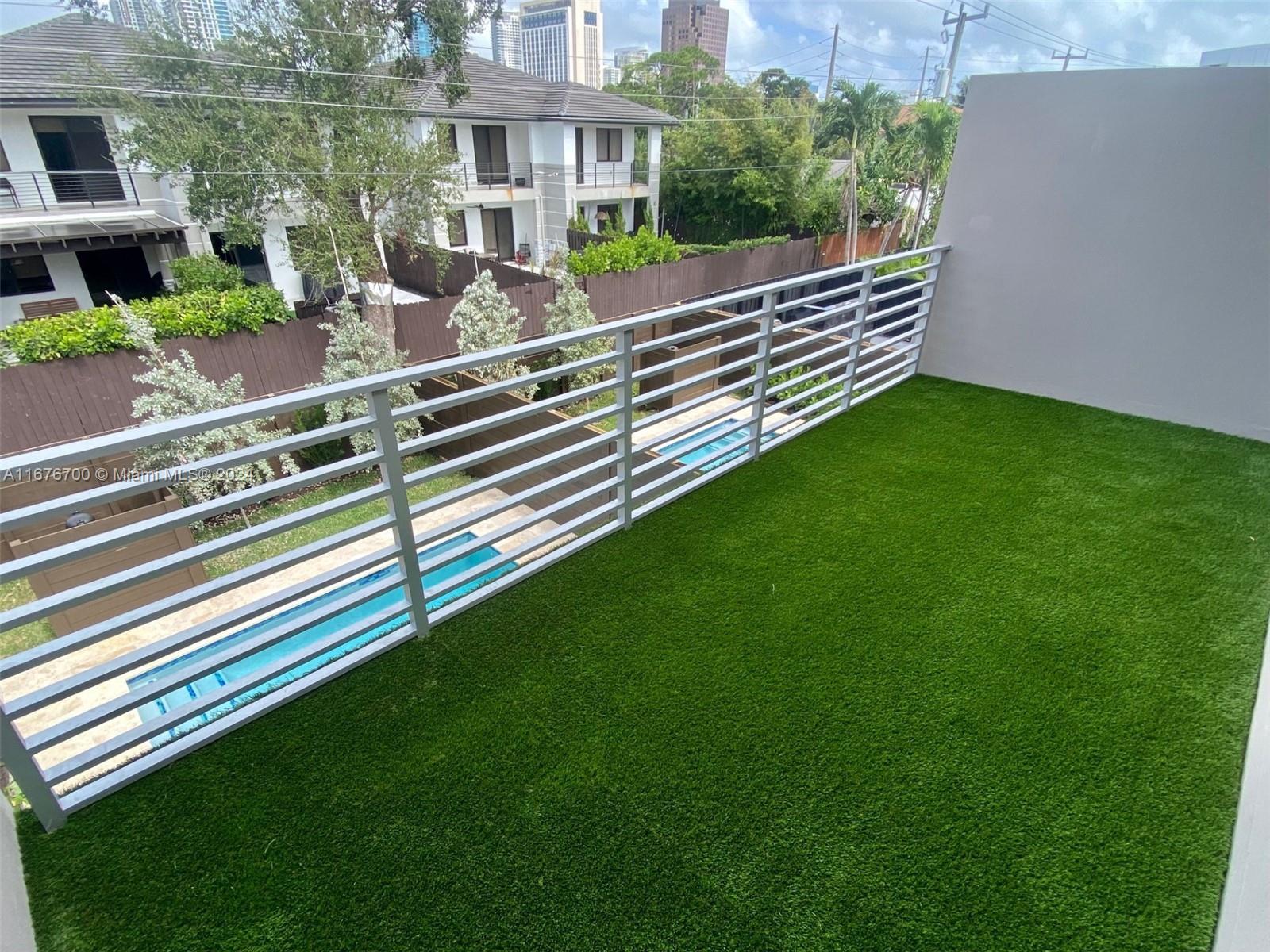 311 SW 10th St