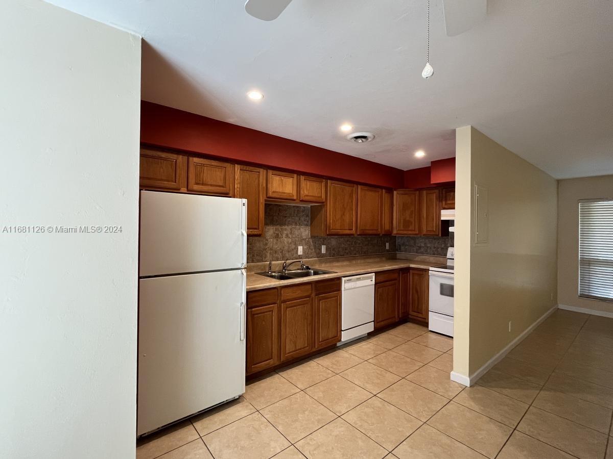 1960 NE 56th St # 3