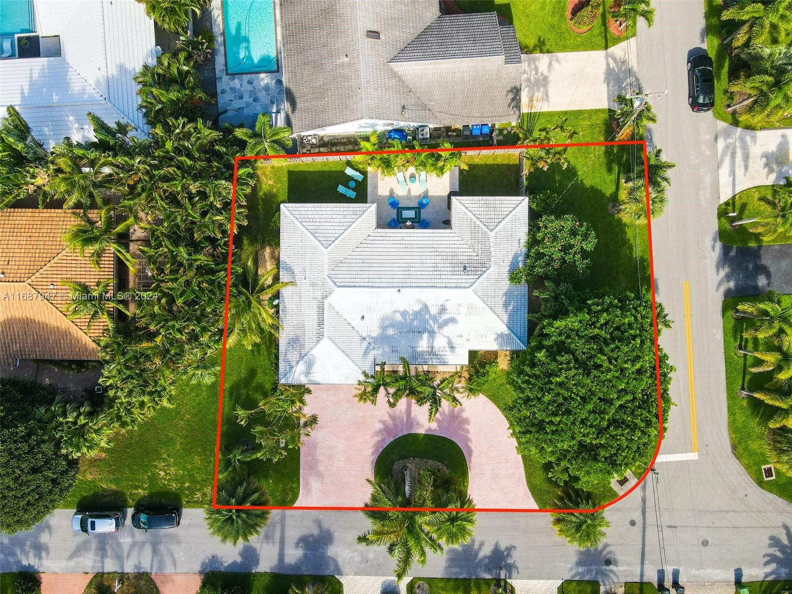 290 Tropic Dr