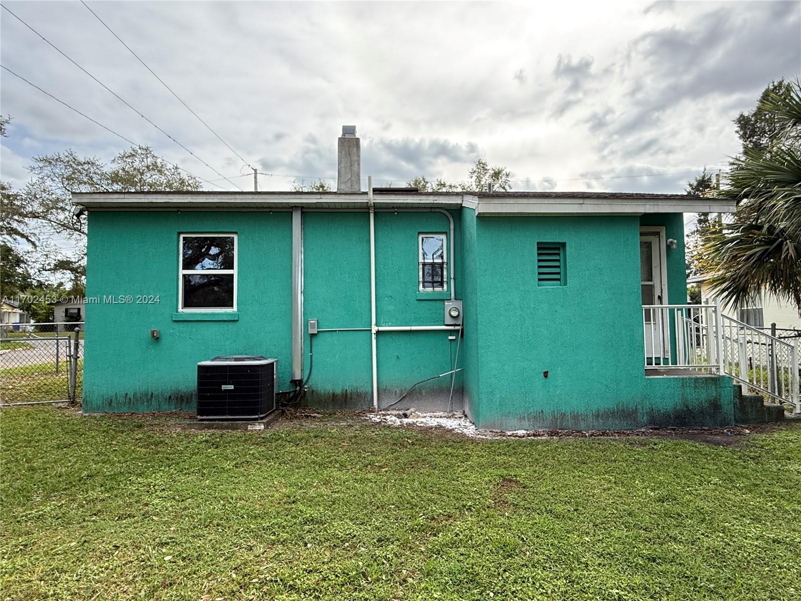 303 W VALENCIA