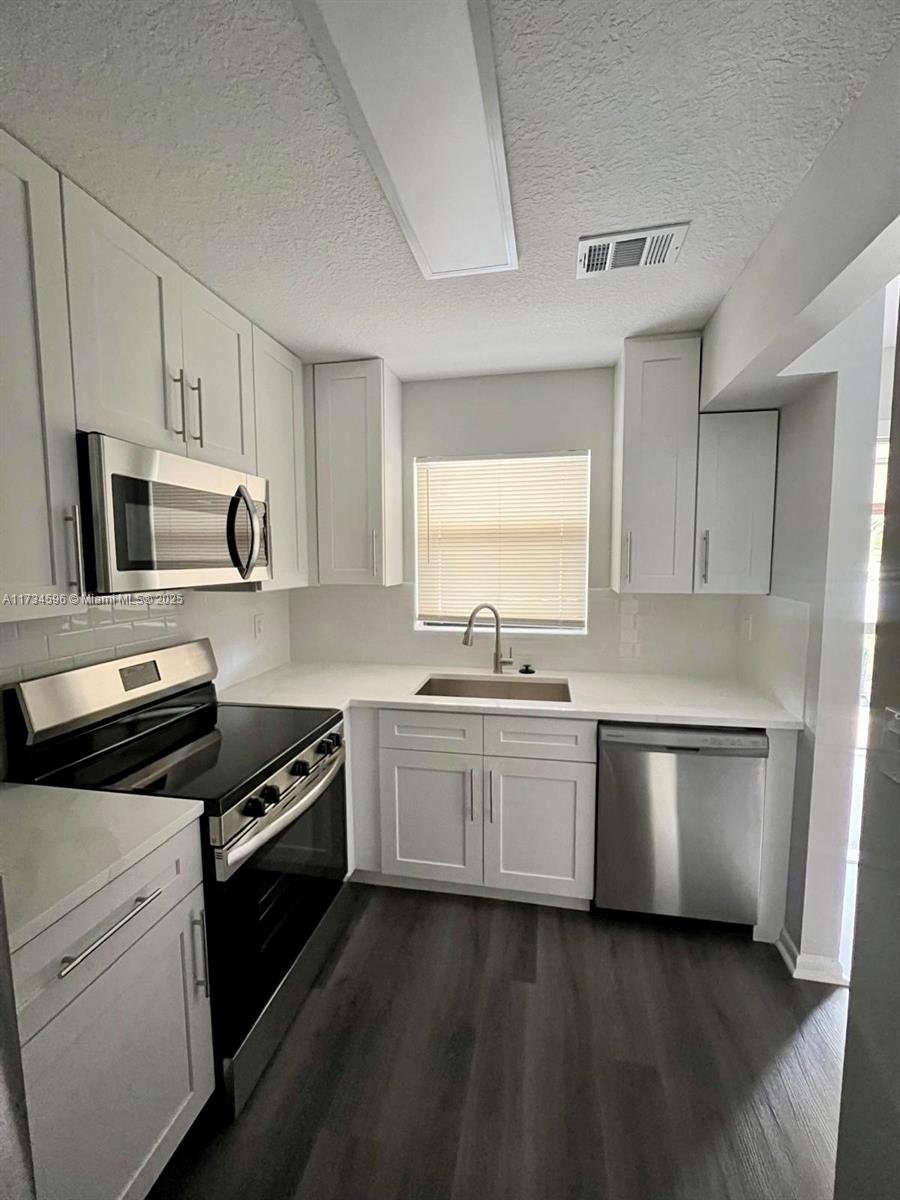 6020 Shakerwood Cir # 201