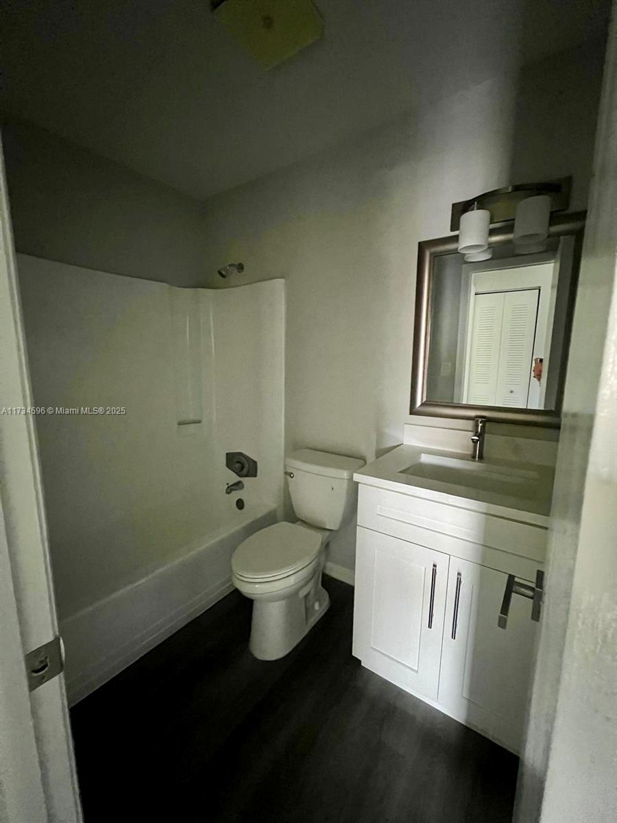 6020 Shakerwood Cir # 201