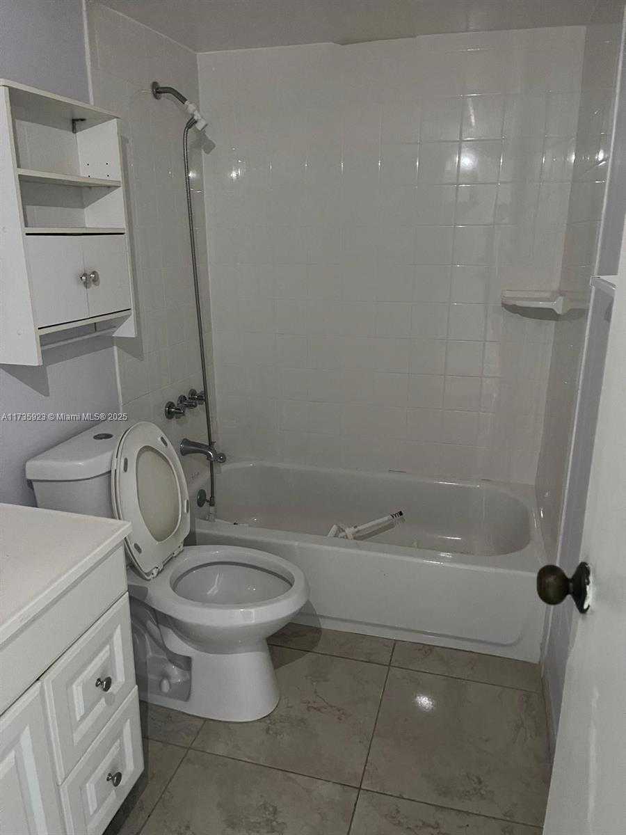 2800 Somerset Dr # 403J