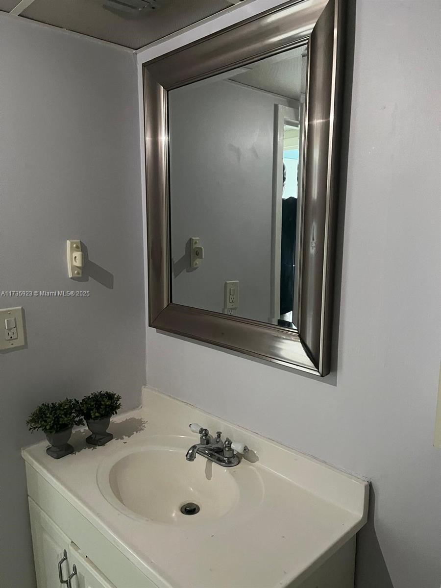 2800 Somerset Dr # 403J