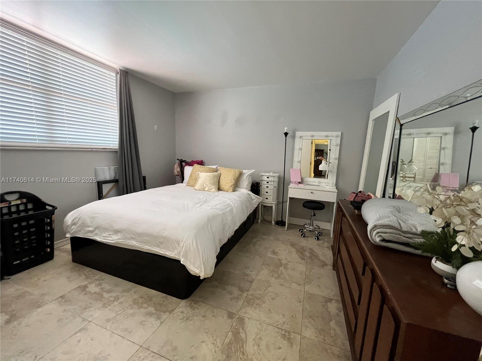 3745 NE 171st St # 9