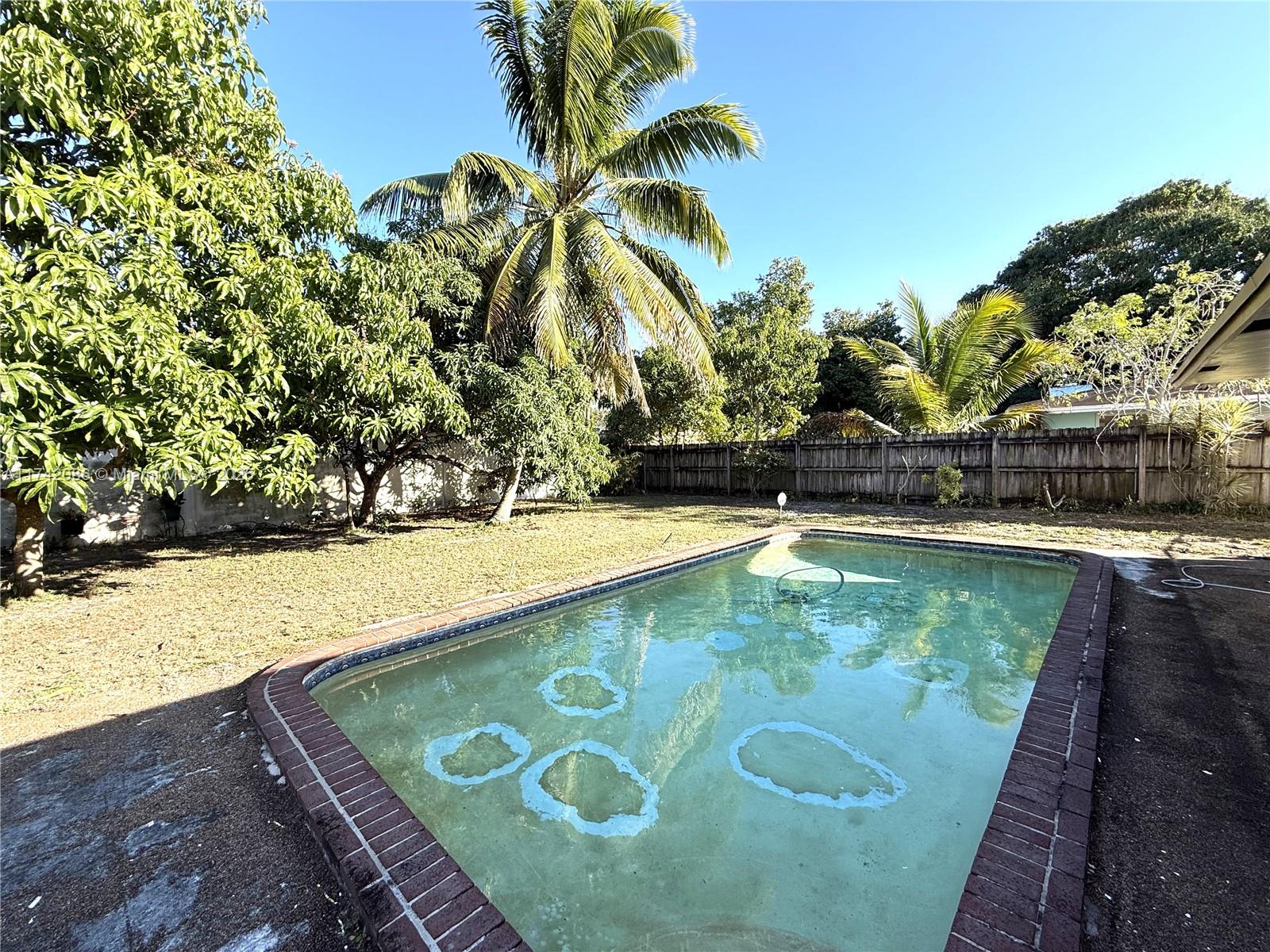 370 NW 43rd Ave
