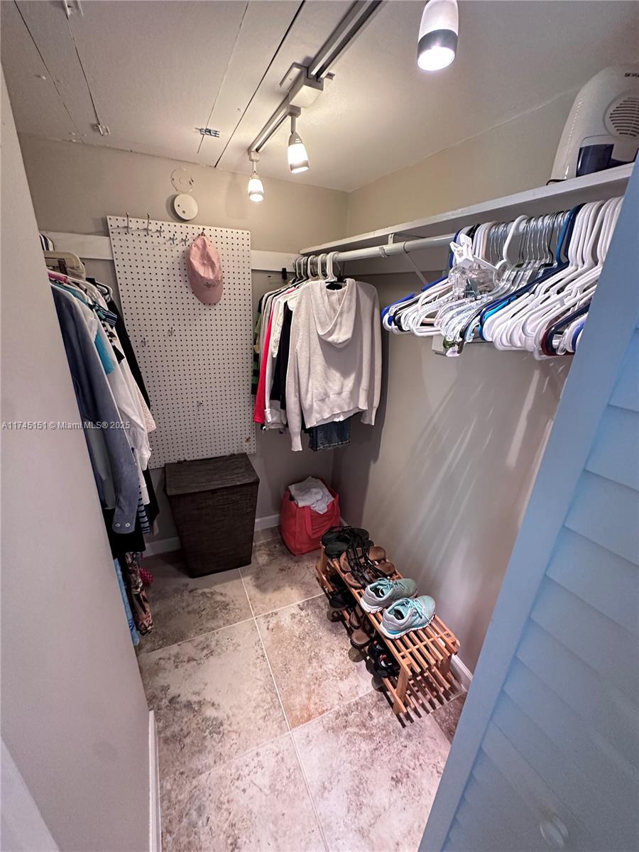 5302 NE 6th # A16