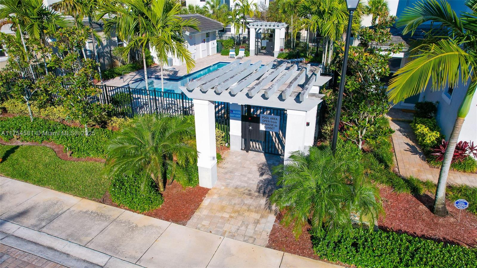 6950 Pines Cir