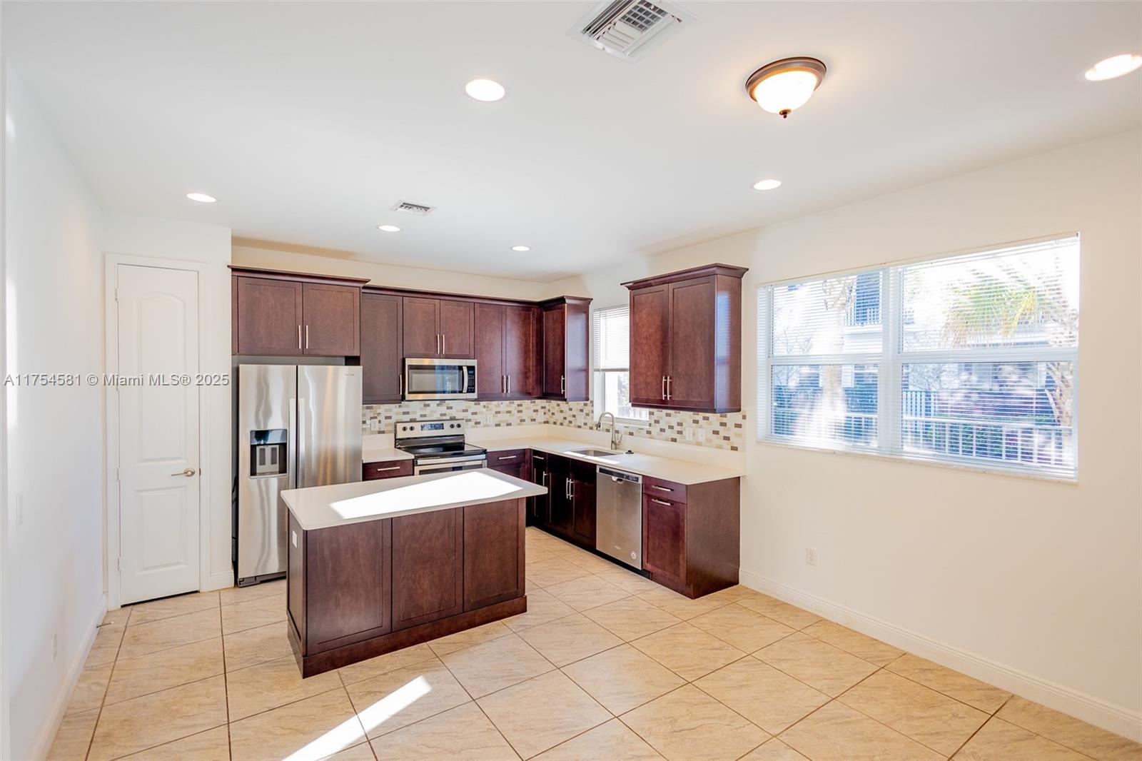 6950 Pines Cir