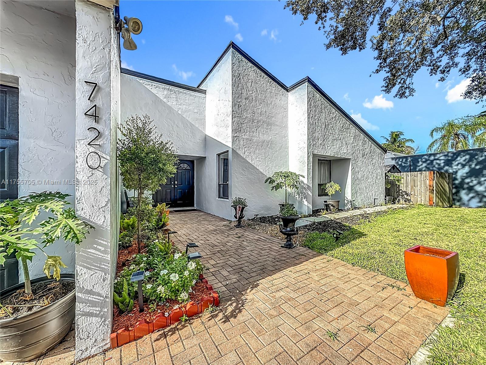 7420 NW 35th Ct