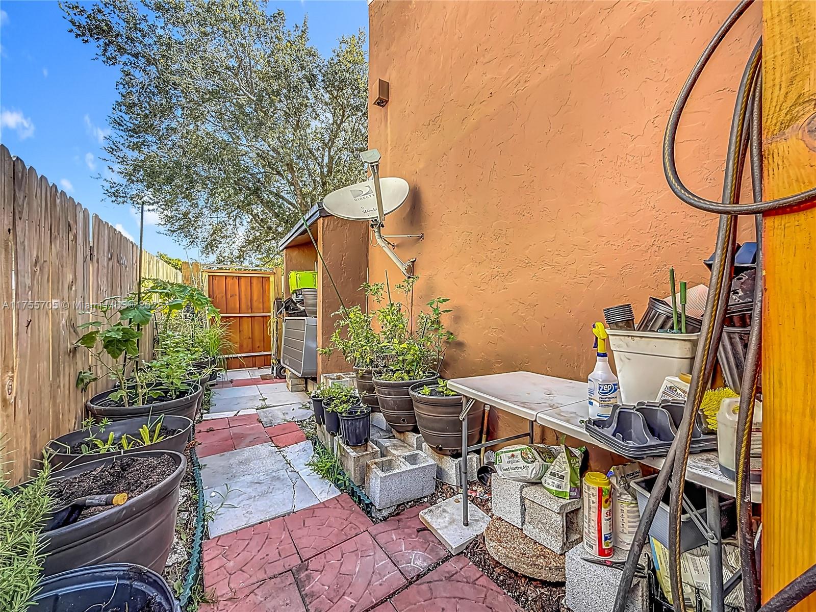 7420 NW 35th Ct