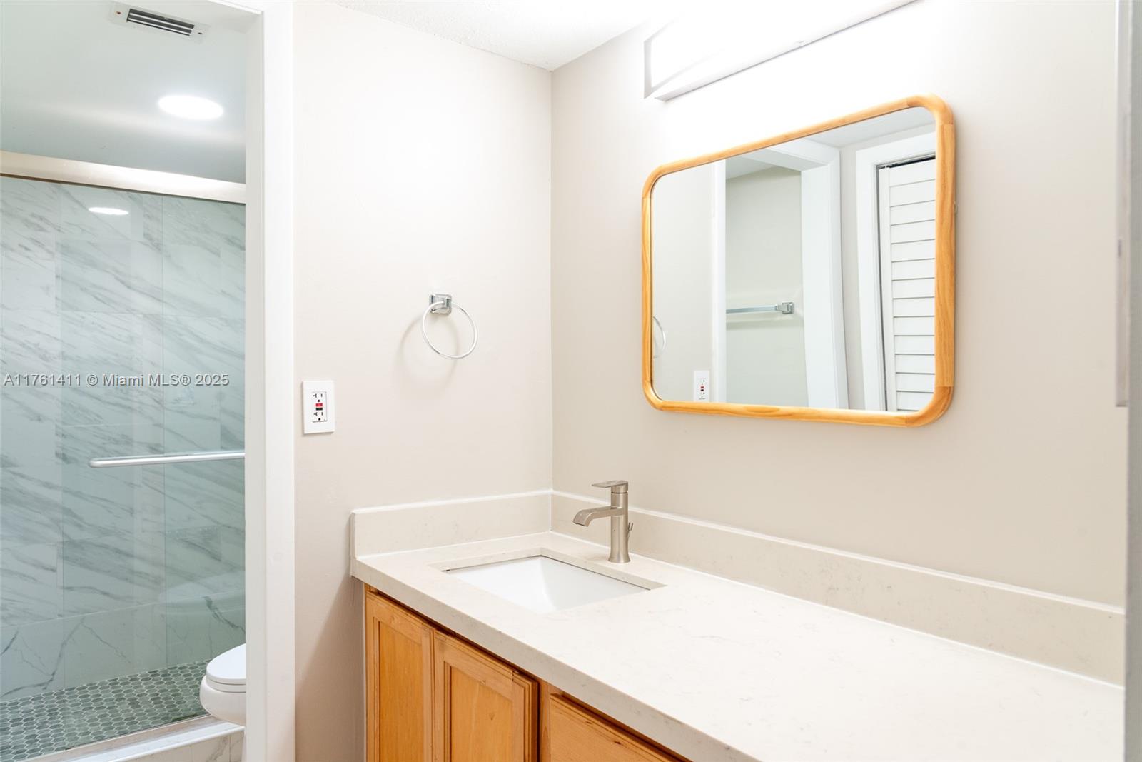 153 Lakeview Dr # 201