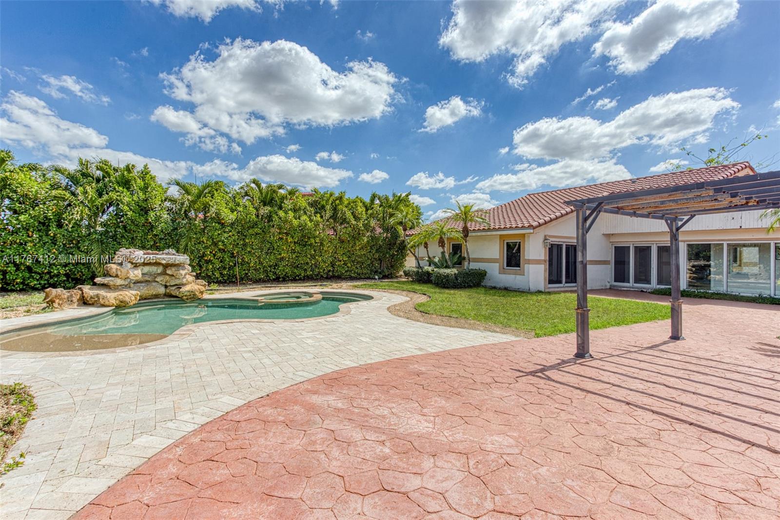 7435 N Oakmont Dr