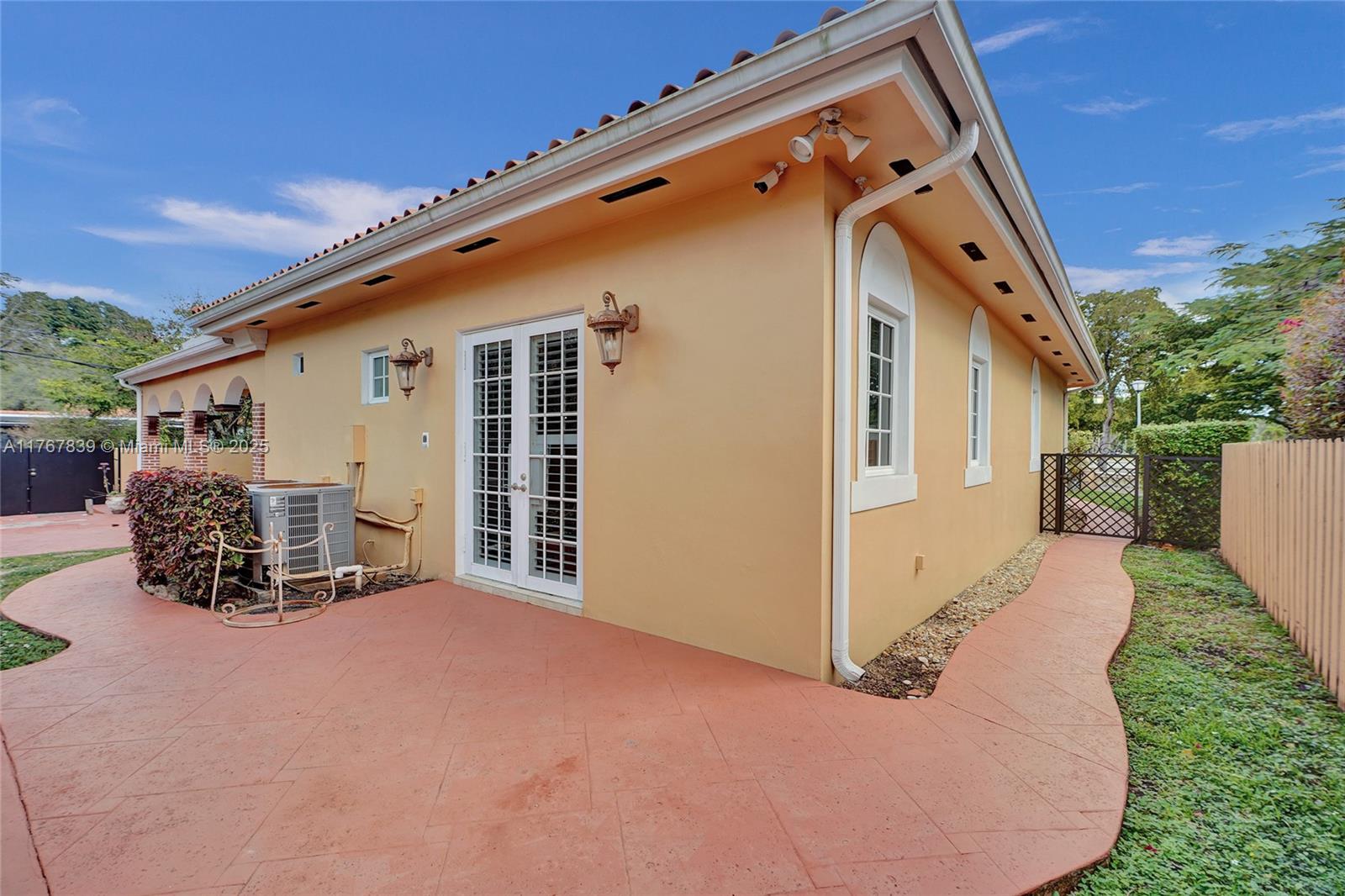 450 Esplanade Dr