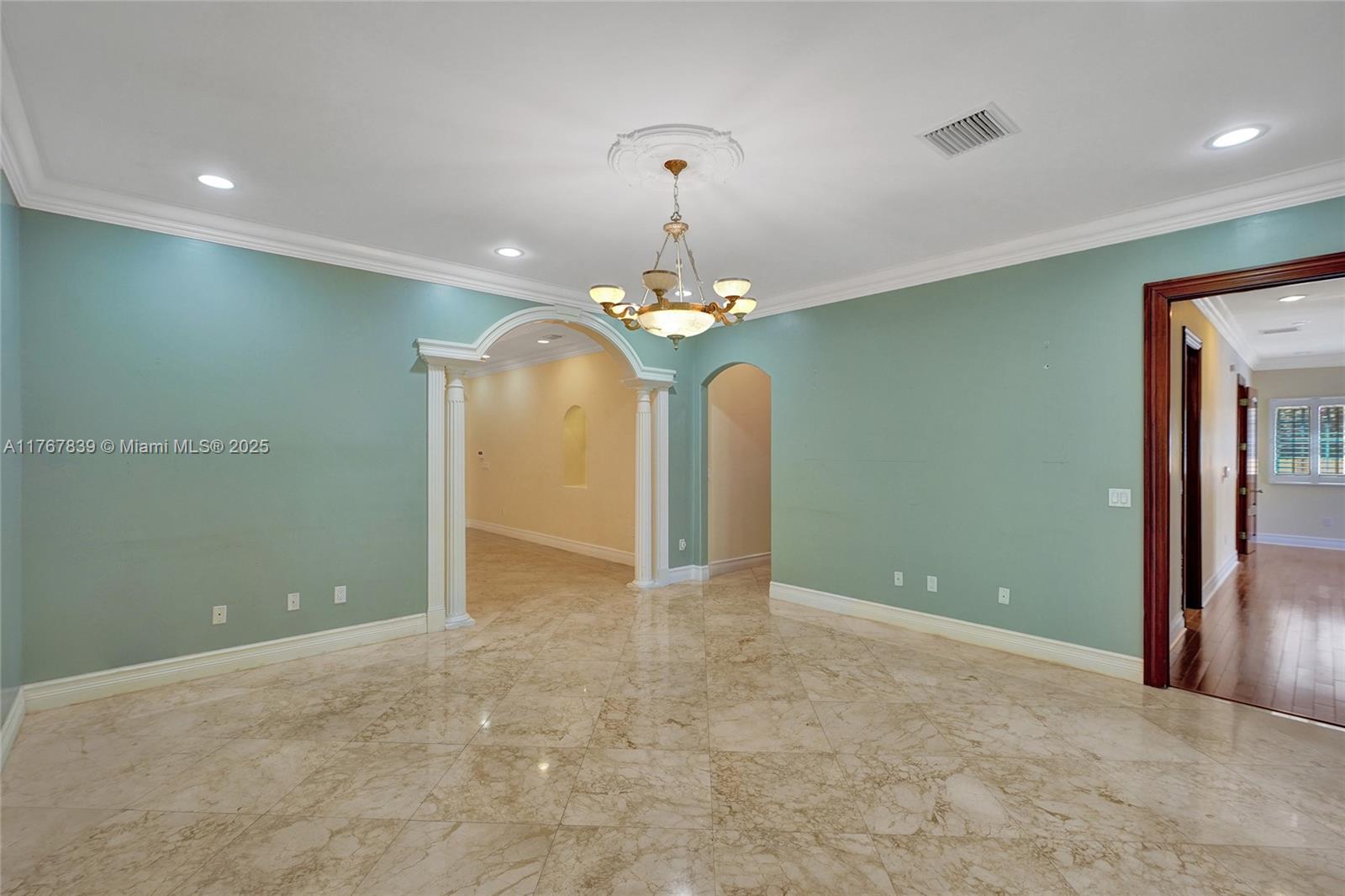 450 Esplanade Dr