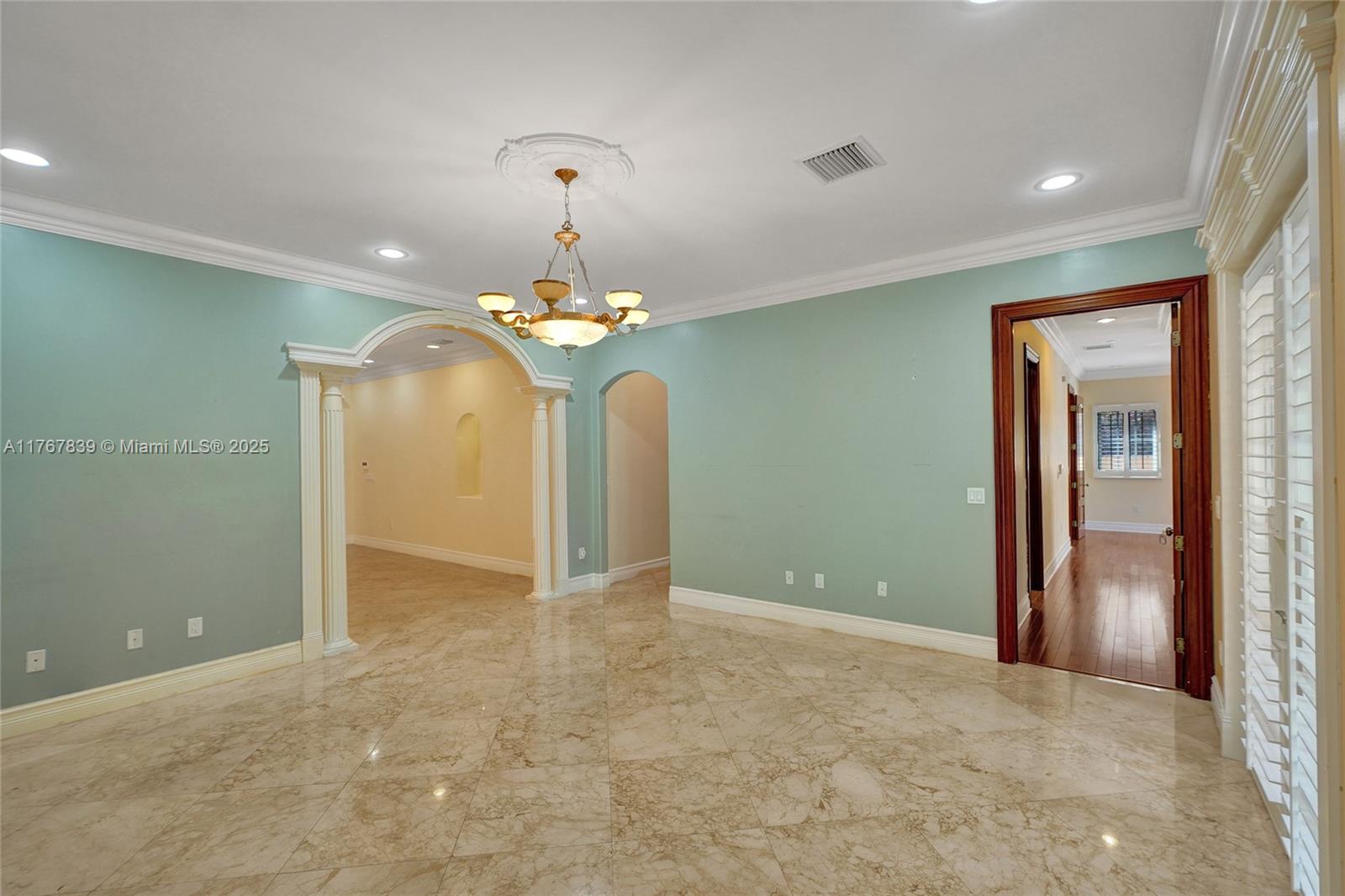450 Esplanade Dr