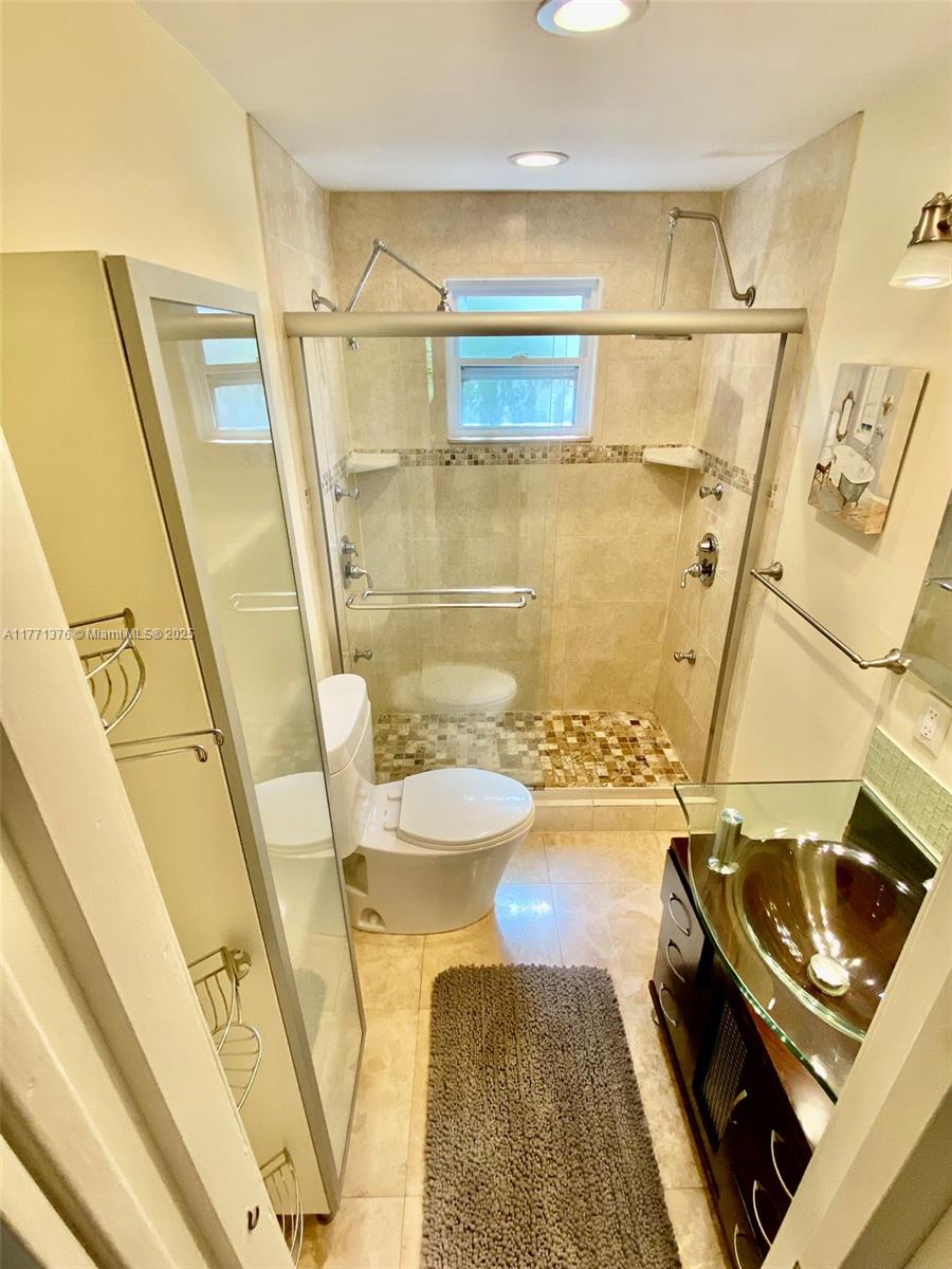 1310 NE 30th St # 5 Unit: 1-5