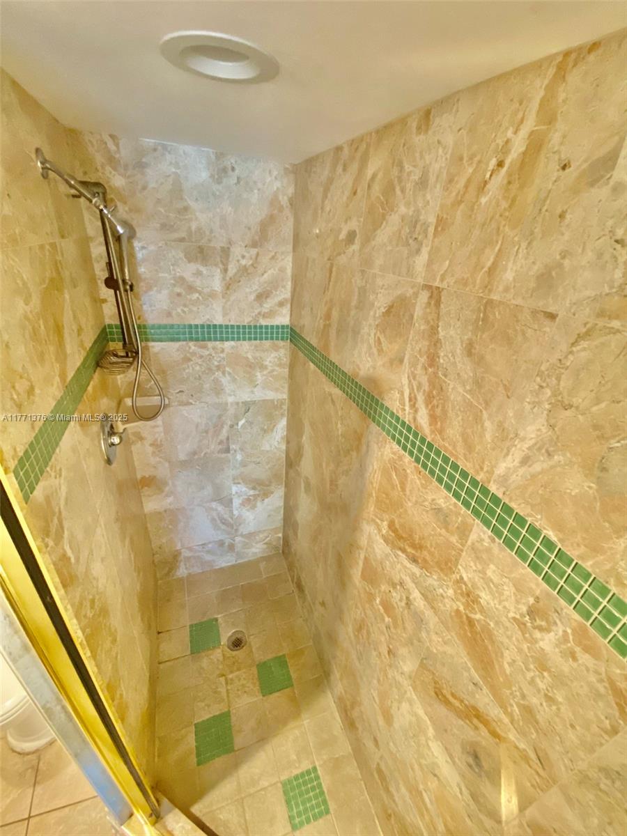 1310 NE 30th St # 5 Unit: 1-5