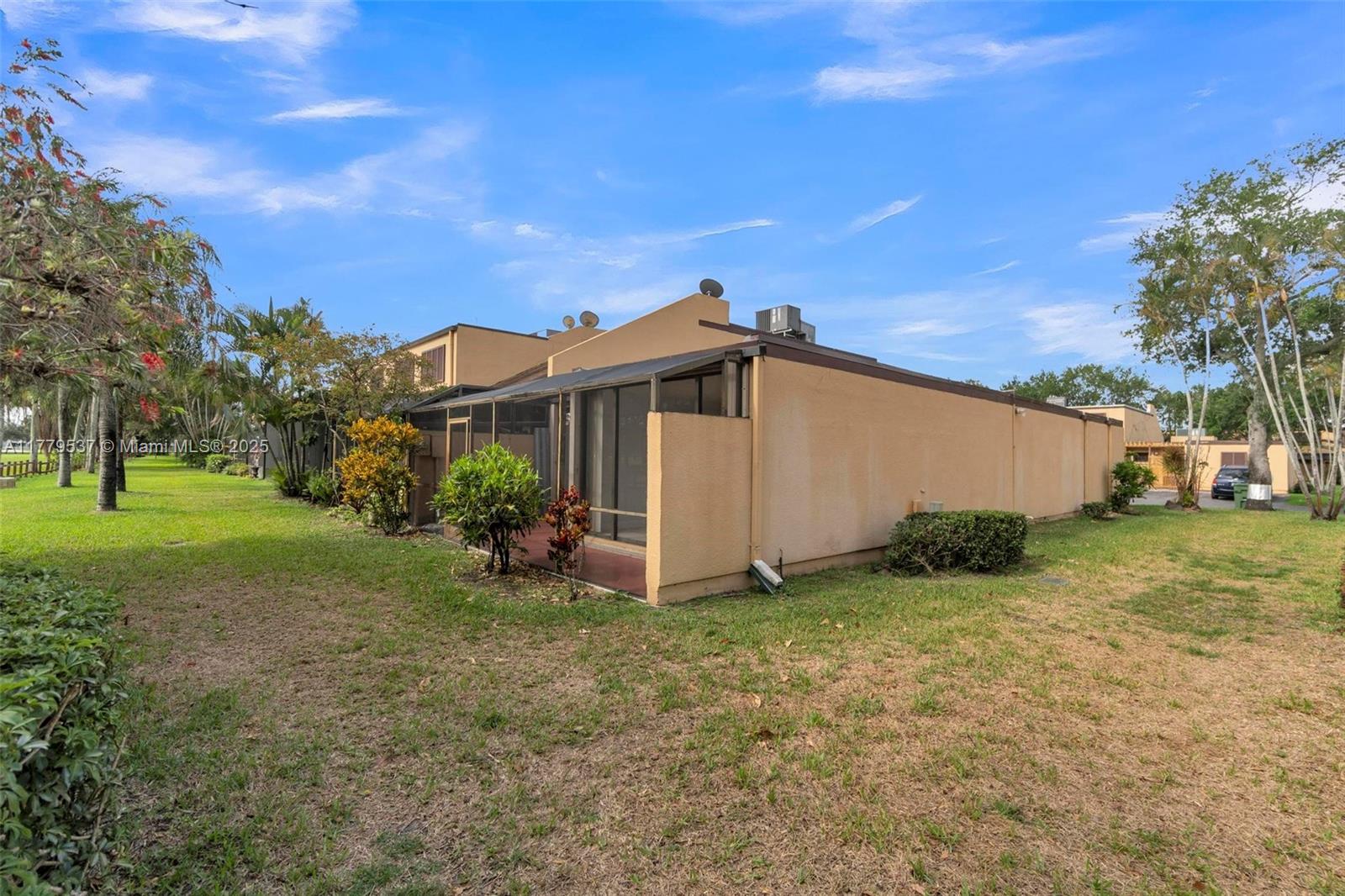 1341 E Golfview Dr