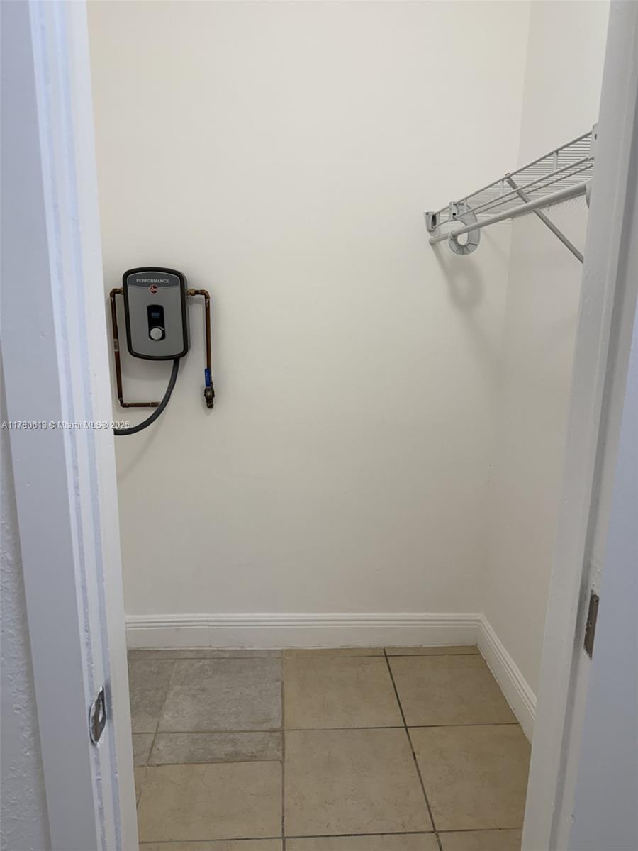 1895 Venice Park Dr # 2A