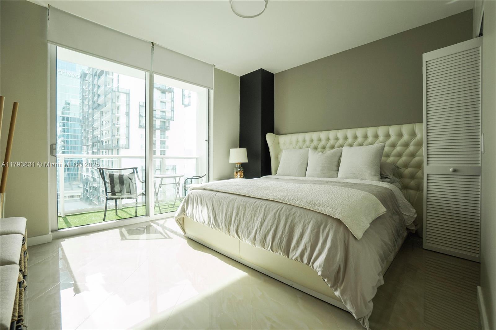 300 S Biscayne Blvd # 3307 Unit: T-3307