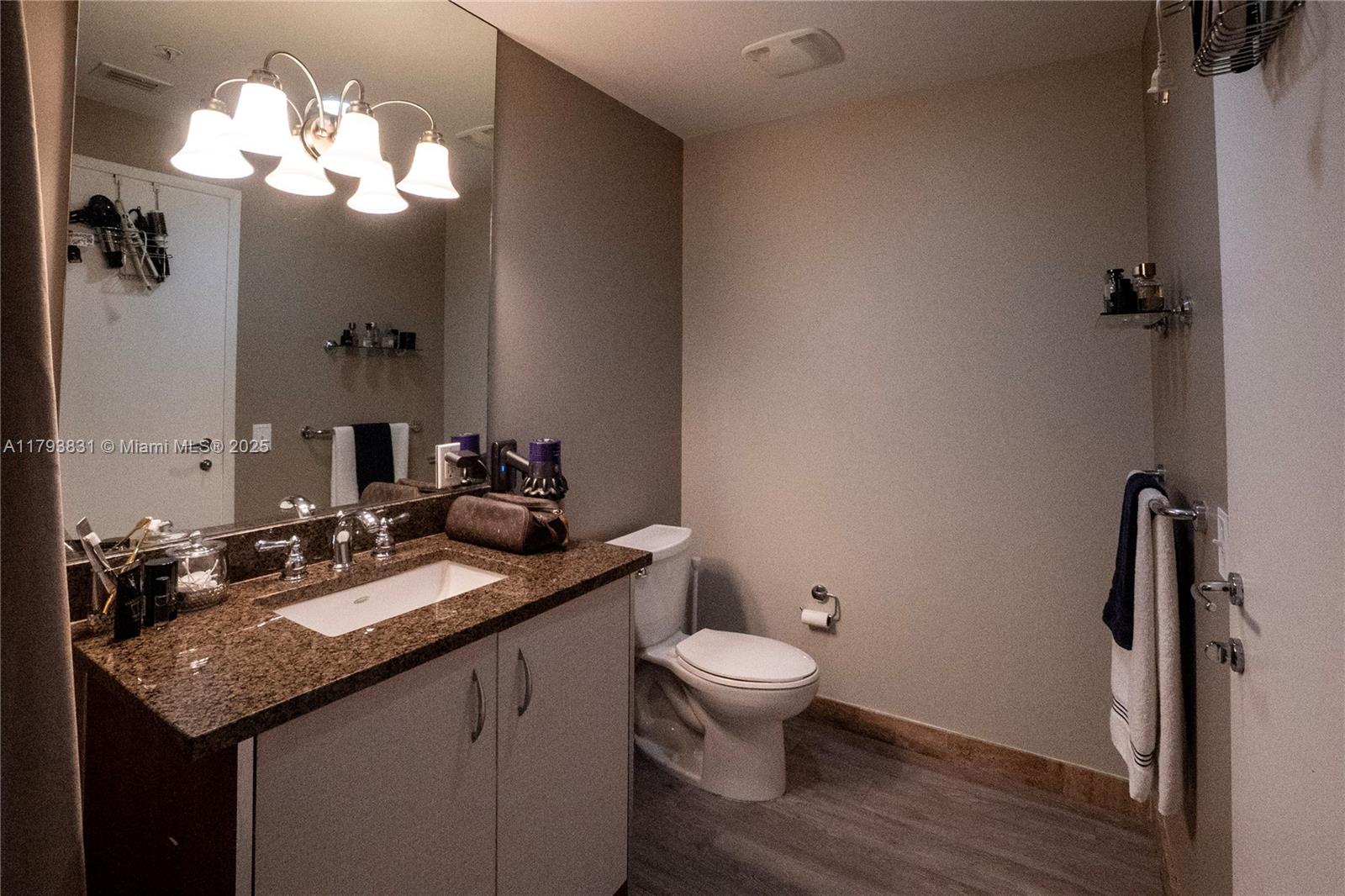 300 S Biscayne Blvd # 3307 Unit: T-3307