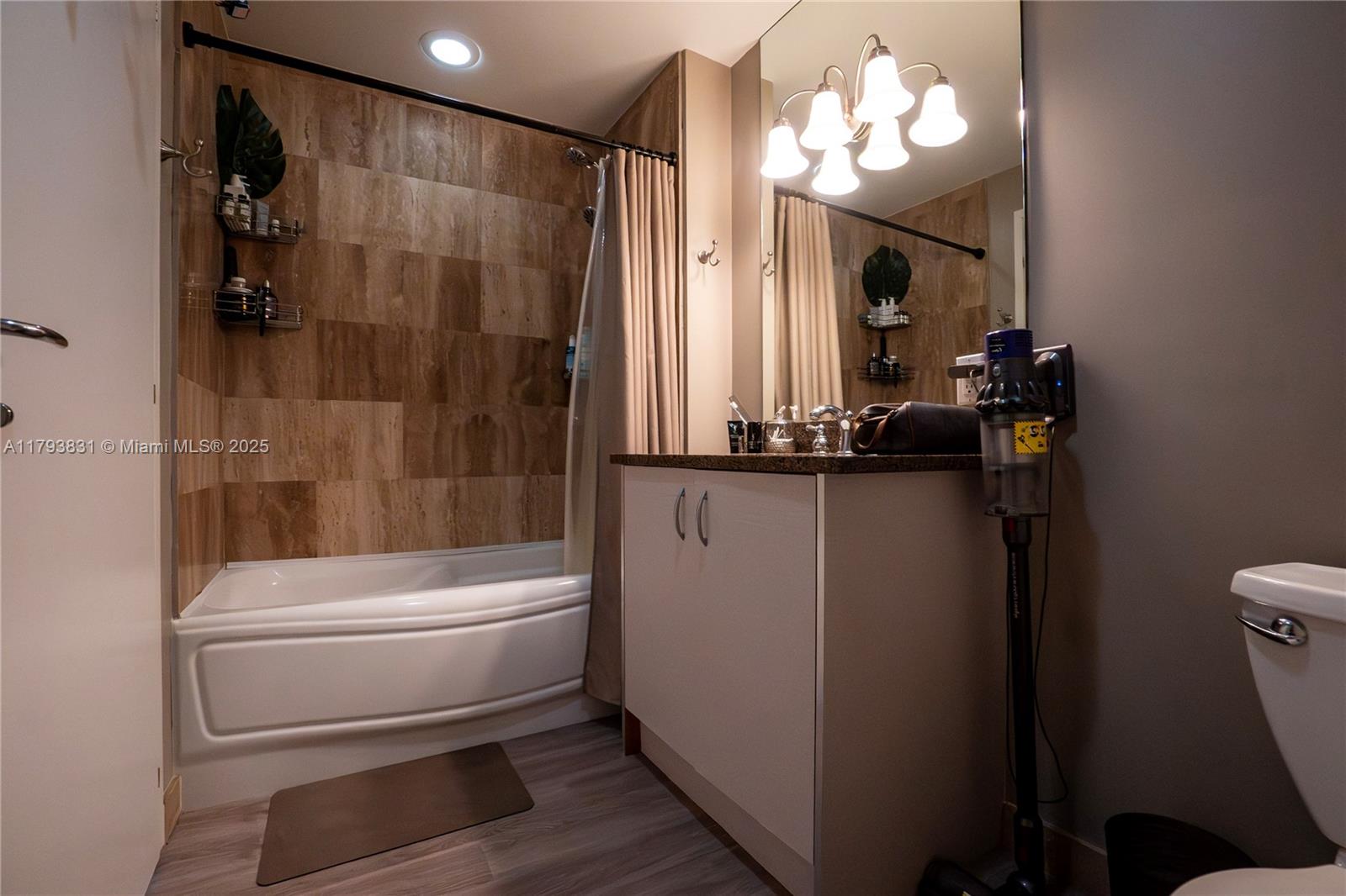 300 S Biscayne Blvd # 3307 Unit: T-3307