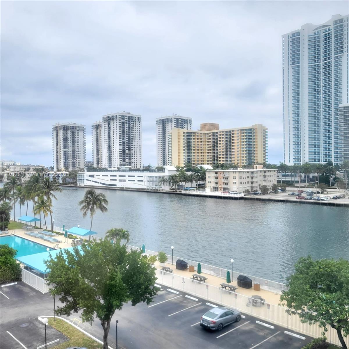 800 Parkview Dr # 619