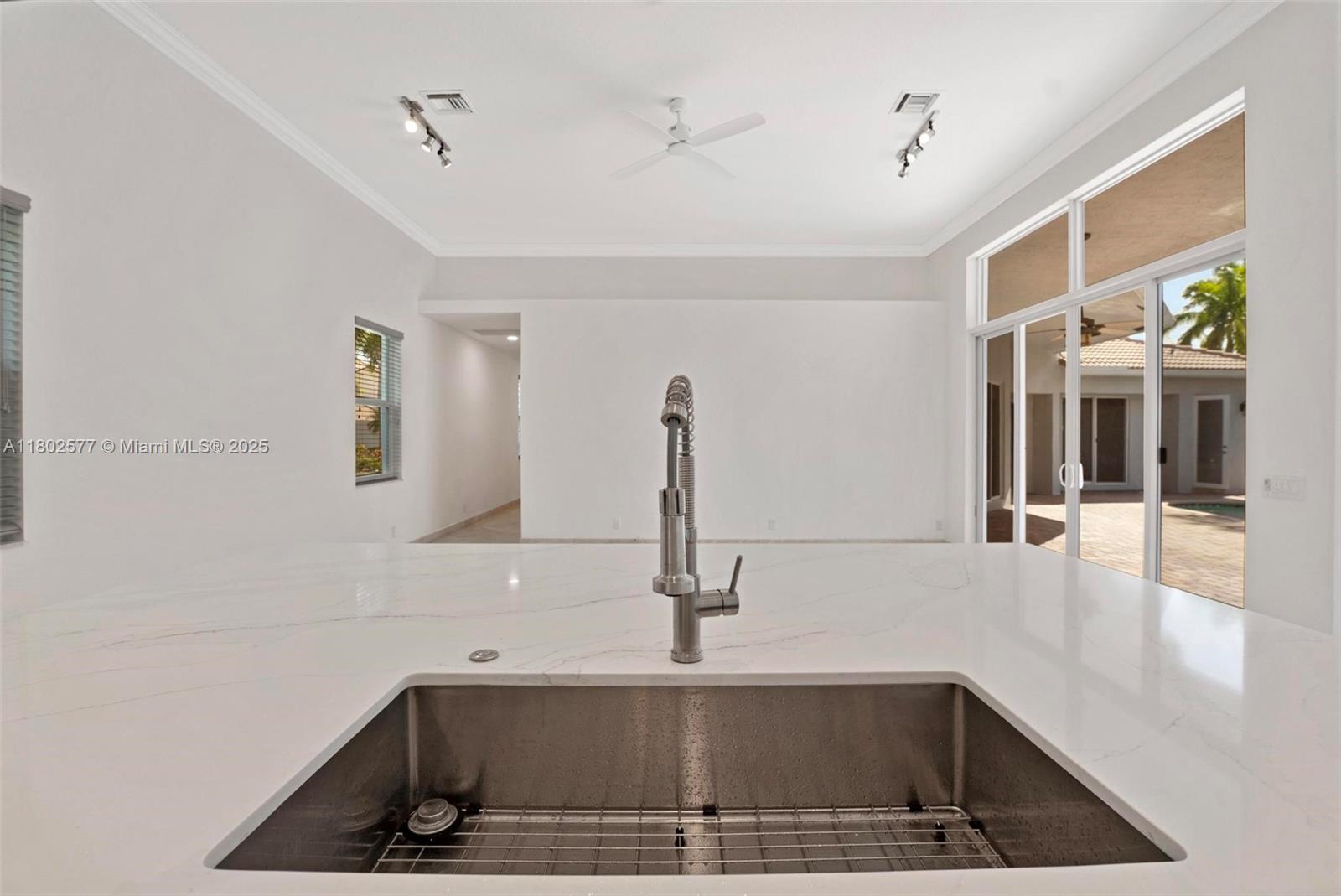 1666 Victoria Pointe Cir