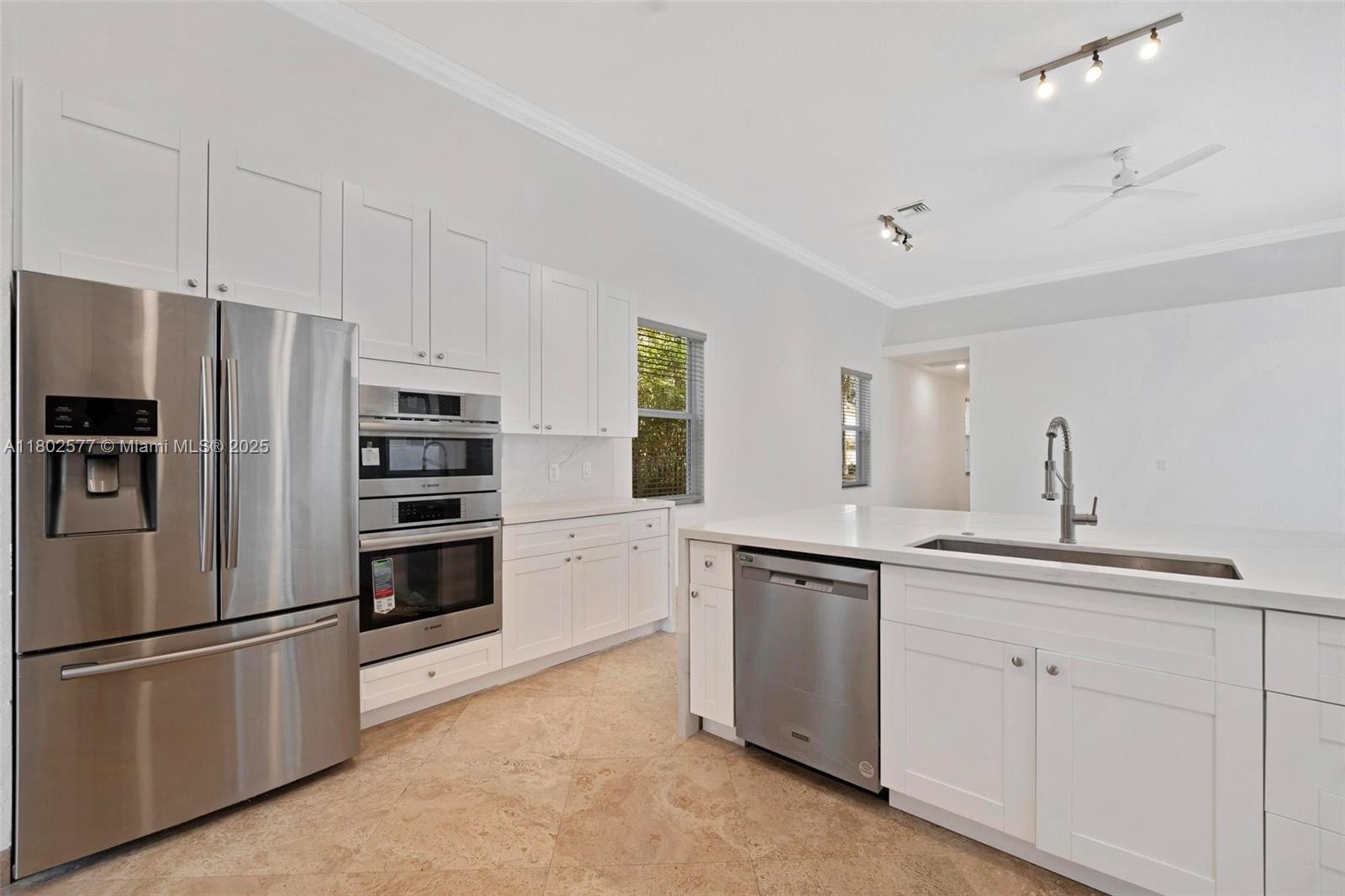 1666 Victoria Pointe Cir