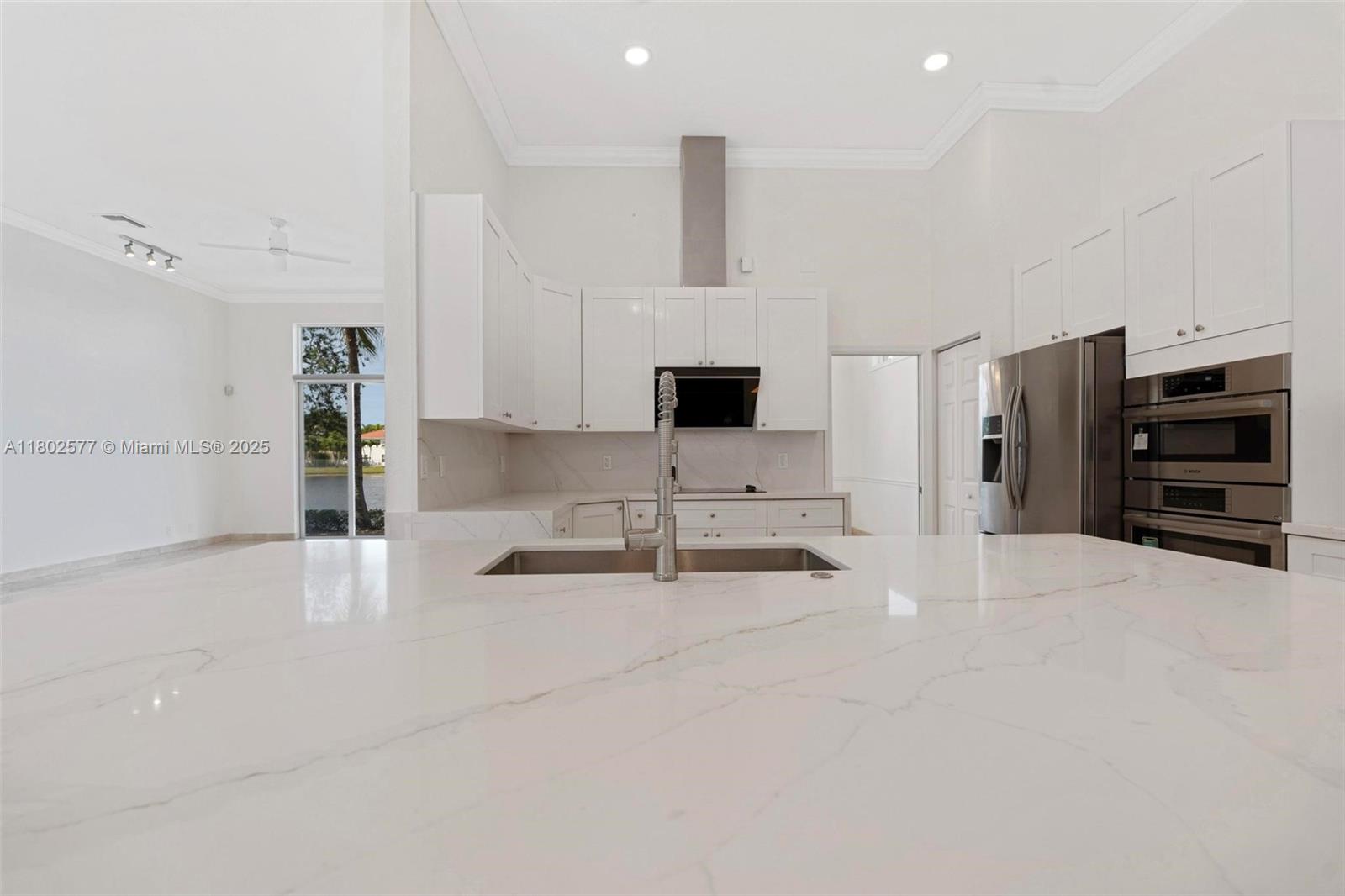 1666 Victoria Pointe Cir