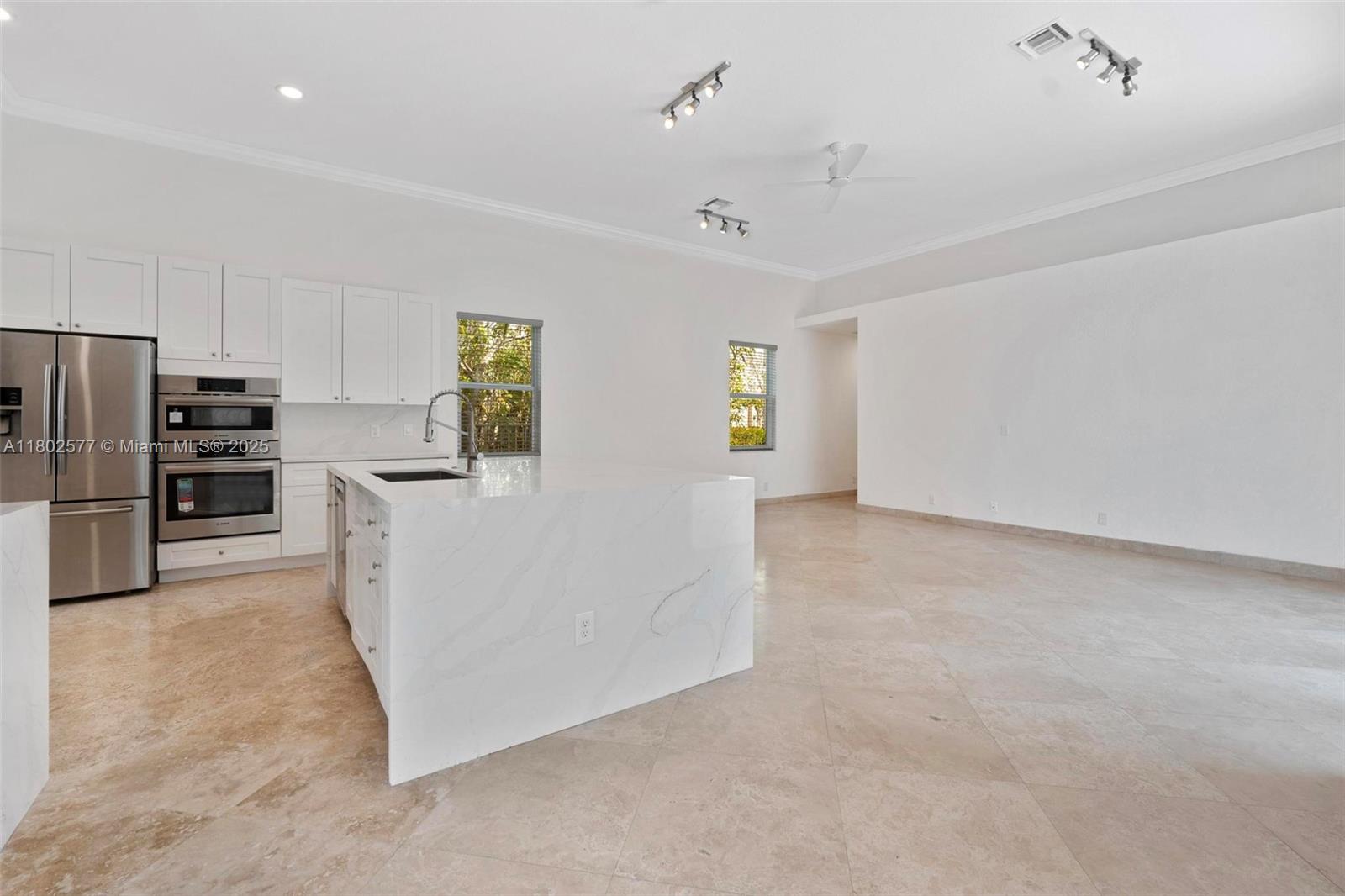 1666 Victoria Pointe Cir