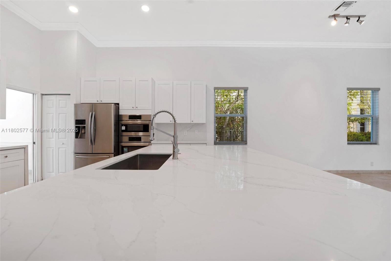 1666 Victoria Pointe Cir