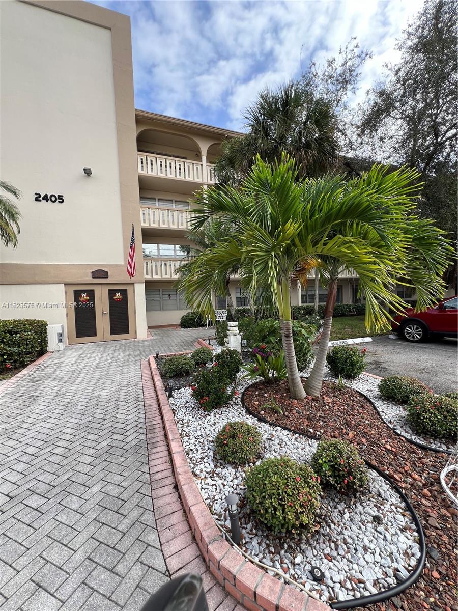 2405 Antigua Cir # J1