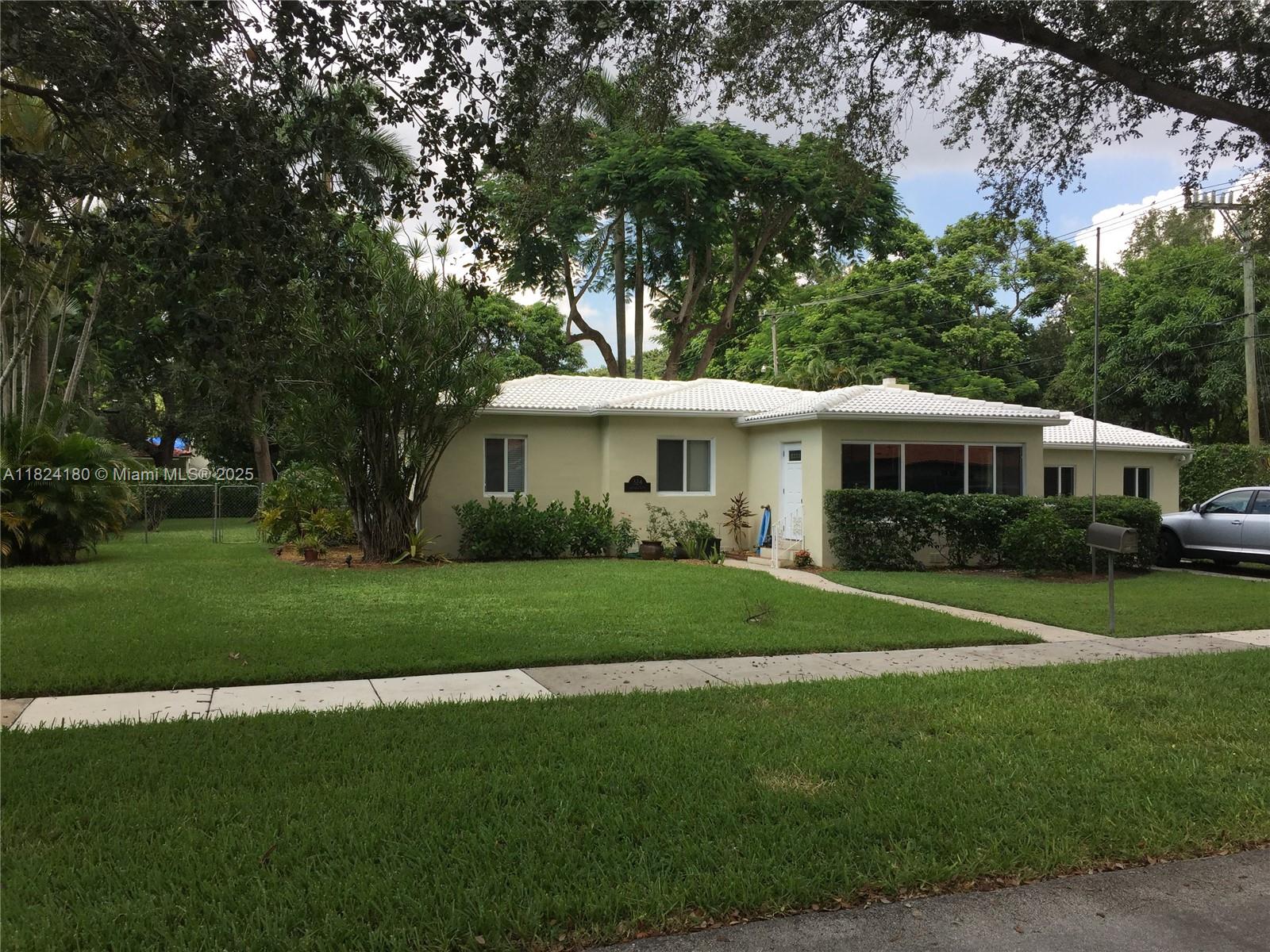 324 La Villa Dr