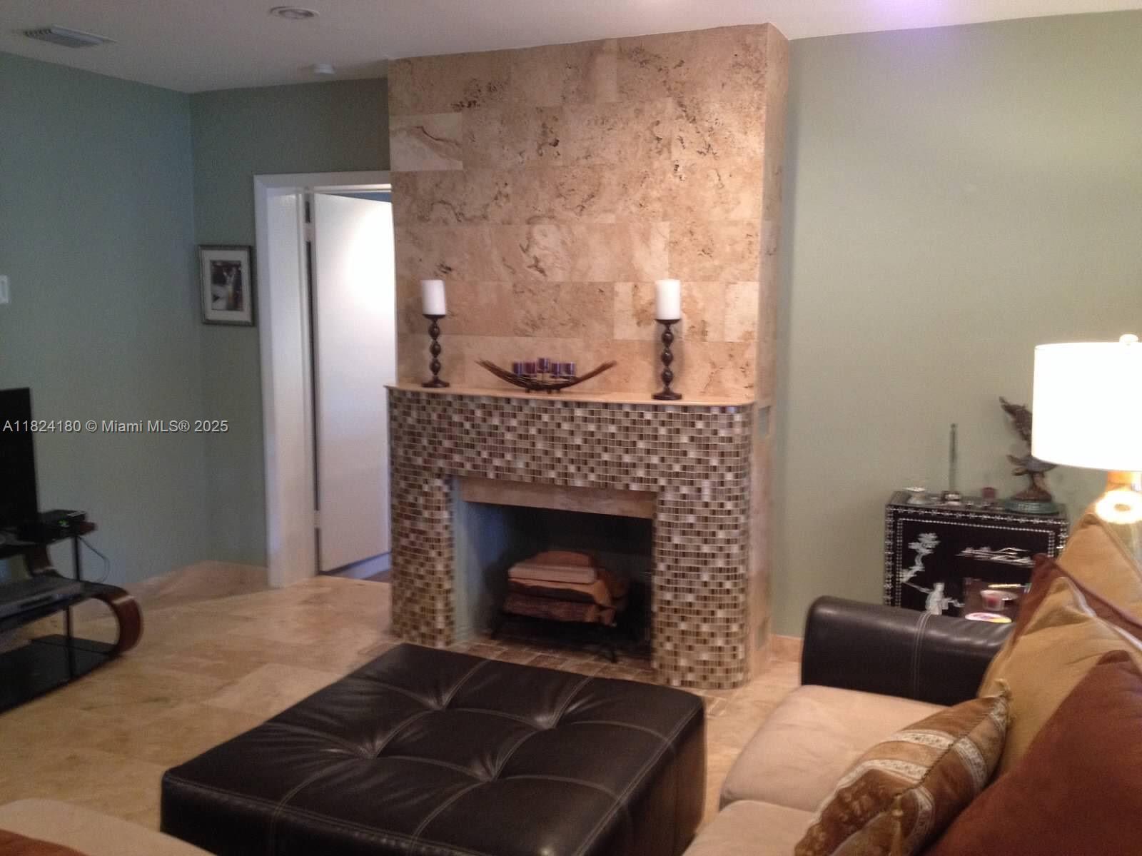 324 La Villa Dr