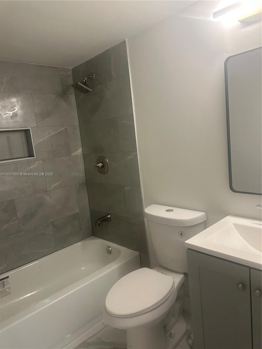 4166 Inverrary Dr # 210