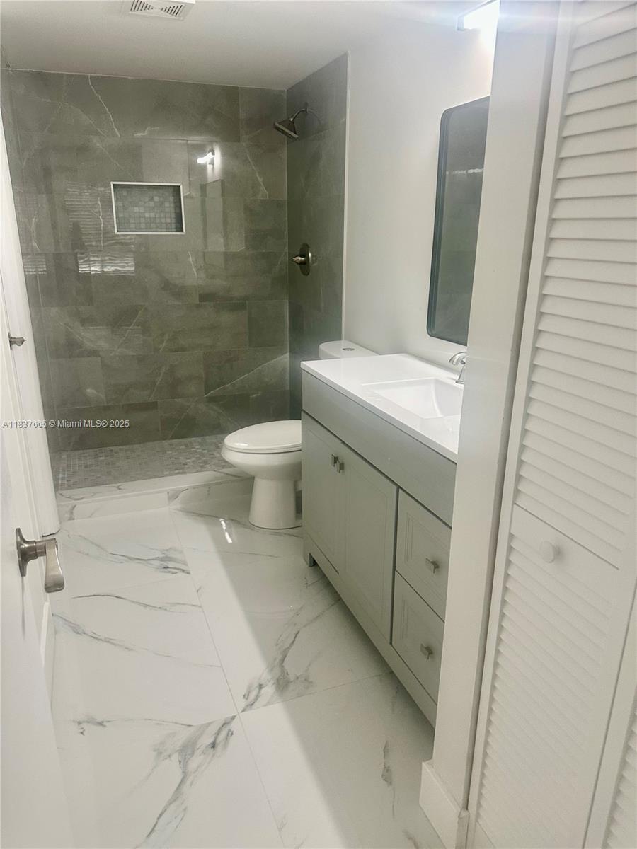 4166 Inverrary Dr # 210