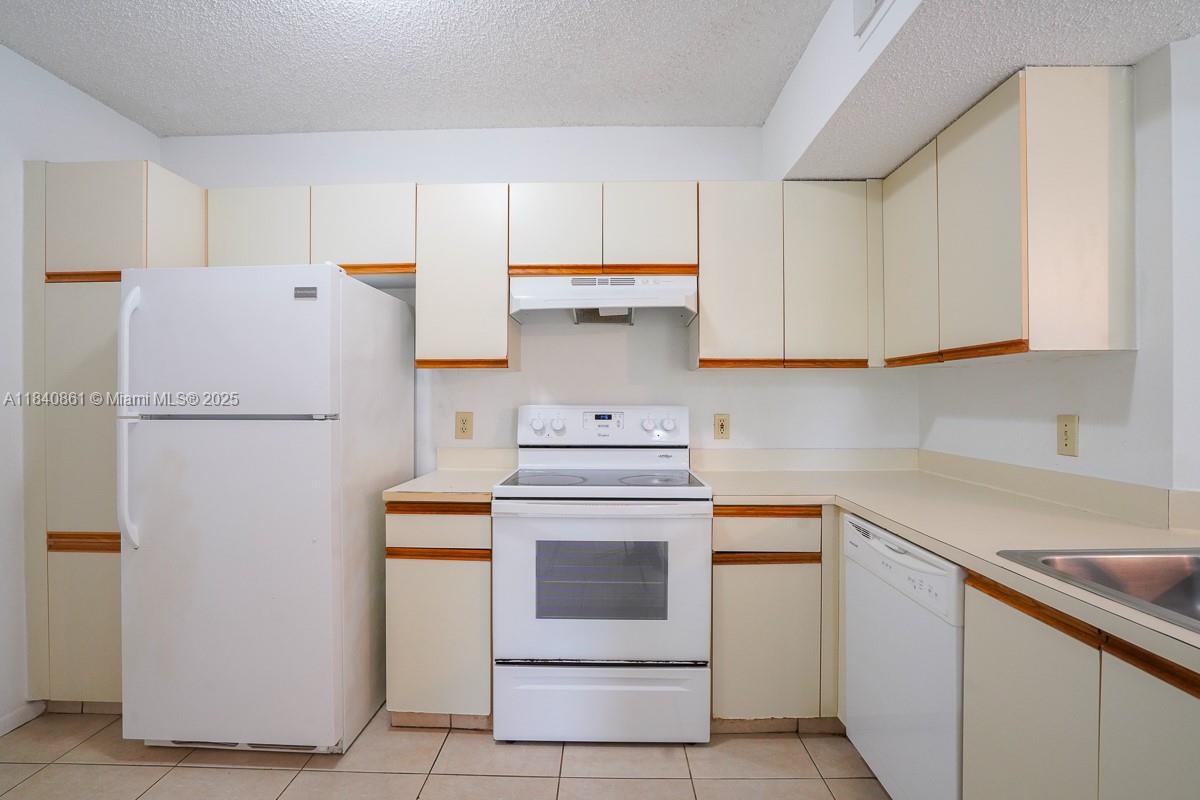 9033 Wiles Rd # 304